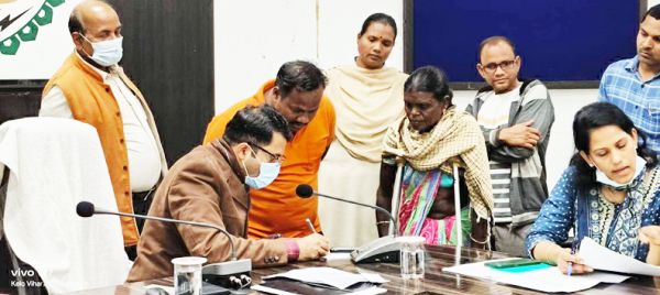 जनदर्शन में दो लोगों का मौके पर ही बना राशन कार्ड