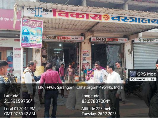 दुकानों से पॉलिथिन जब्त