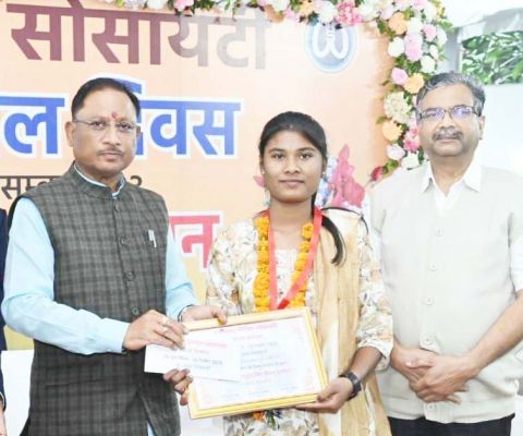 कुरुद की जाह्नवी को सीएम ने दिया वीरता पुरस्कार