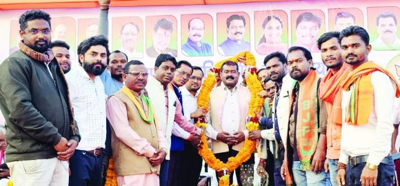 विश्रामपुरी में विधायक नीलकंठ का भव्य स्वागत, 50 ने किया भाजपा प्रवेश