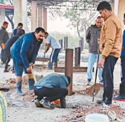 संस्था के सहयोग से पिकरी मुक्तिधाम में लगाए एंगल 