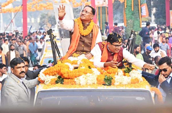 सीएम के रोड शो में उमड़ी भीड़, जगह-जगह स्वागत