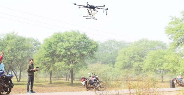 कलेक्टर ने नैनो यूरिया छिडक़ाव प्रदर्शन का किया अवलोकन