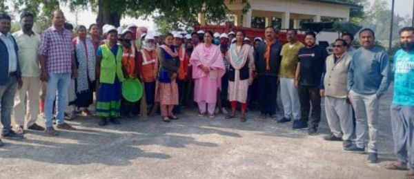 कर्मियों संग मिलकर विधायक ने की मुक्तिधाम की सफाई