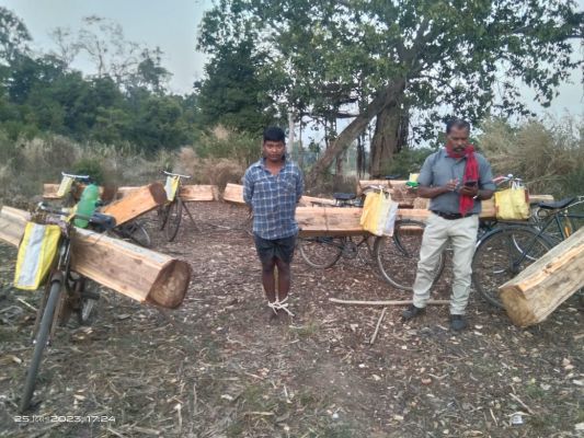 साइकिल पर सागौन लट्ठे की तस्करी,  कई फरार 