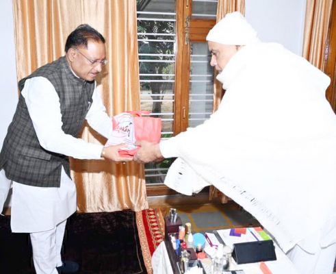 सीएम पहुंचे बनोरा आश्रम, बाबा प्रियदर्शी राम से लिया आशीर्वाद 