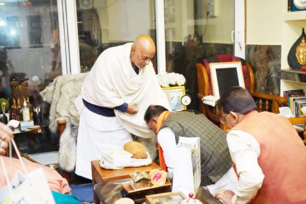 सीएम ने सोगड़ा आश्रम में की पूजा-अर्चना