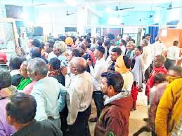 धान का बोनस लेने उमड़े किसान