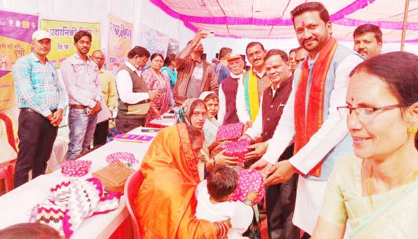 मोदी का संदेश वीडियो  से पहुँचाया जा रहा