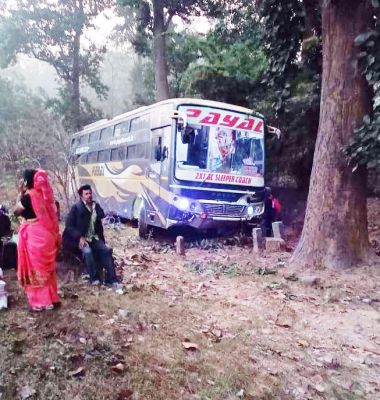 ब्रेक फेल,  बस नाली में जा घुसी, 3 यात्री घायल