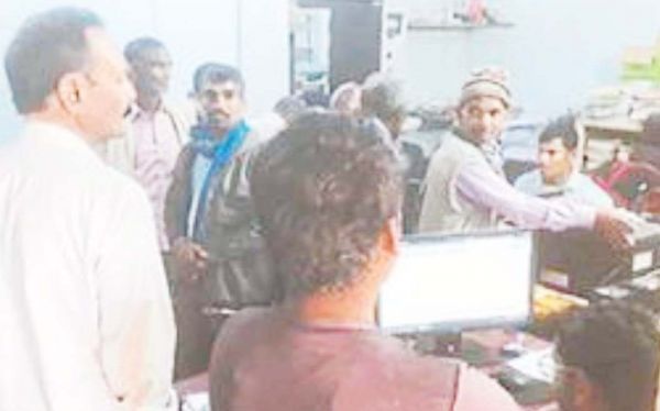 किसान खाद व बीज के लिए समितियों के लगा रहे चक्कर