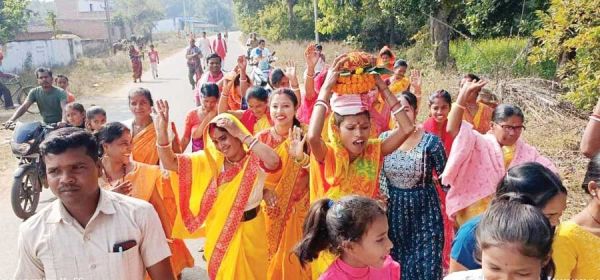 अक्षत कलश के साथ निकाली शोभायात्रा