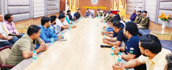 संस्थानों व दुकानों के बाहर पार्किंग छोडक़र रखें सामान