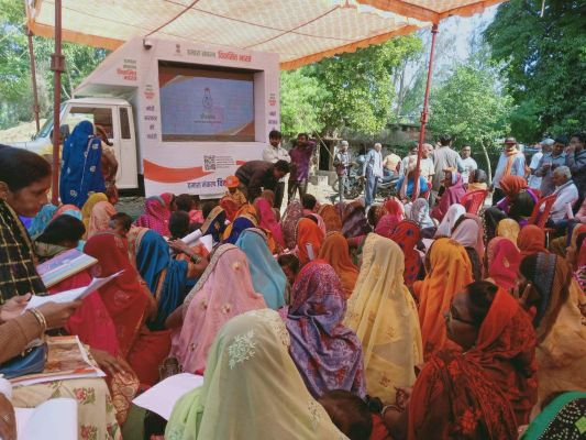 विकसित भारत संकल्प यात्रा से दी जा रही योजनाओं की जानकारी