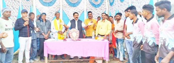 टेनिस बाल क्रिकेट स्पर्धा, पुरस्कार वितरण में शमिल हुए विधायक 