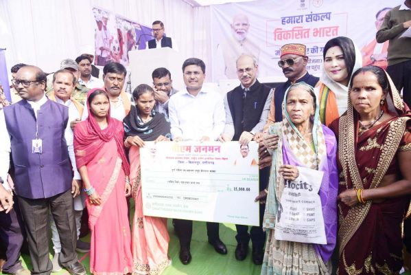 बैगा बहुल गांव करका पहुंची मोदी की गारण्टी वाली गाड़ी