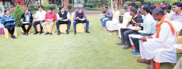 कलेक्टर-एसपी और सीईओ ने पहाड़ी कोरवा, बिरहोर समाज के साथ किया भोजन