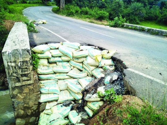 नकुलनार-बचेली सडक़ बदहाल, खतरे में सफर