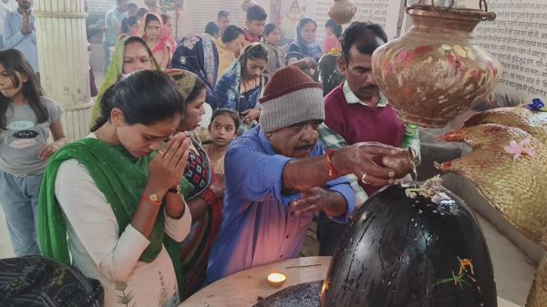 साल की पहली सुबह मंदिरों में तांता