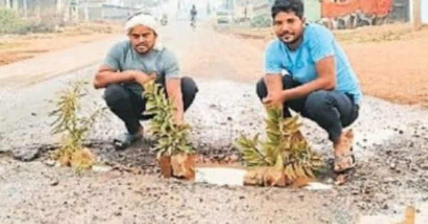 सडक़ में गड्ढे, हादसे की आशंका