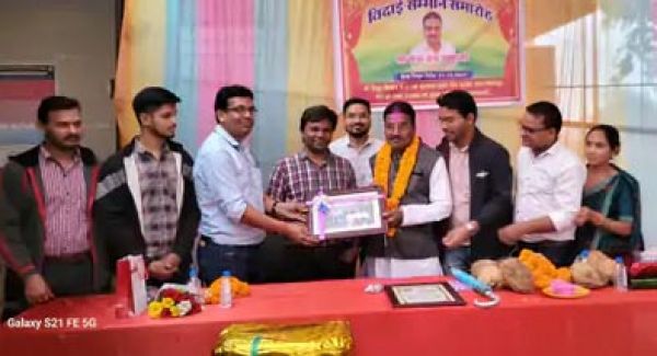 बिजली विभाग के लाइन मैन सेवाराम साहू को दी गई विदाई