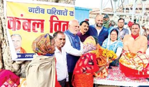 समाजसेवी ने ग्रामीणों को बांटे कम्बल