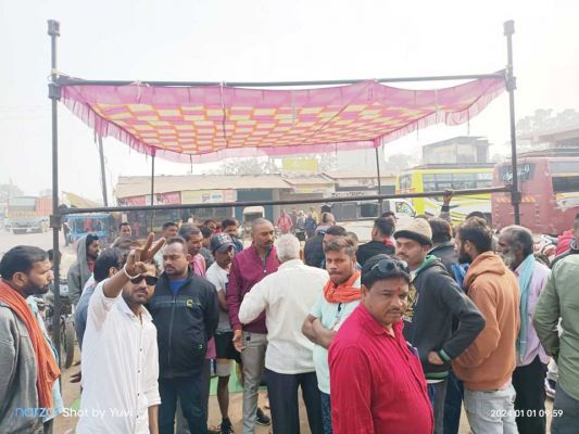 ओवररेट में शराब बेचते पकड़ाया सेल्समैन