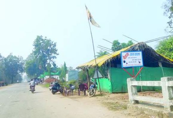 चेतन की बेवफा चाय की दुकान पर युवाओं का डेरा