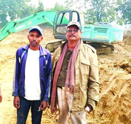 अवैध मुरुम-रेत खुदाई,  पोकलेन मशीन, 4 ट्रैक्टर जब्त 