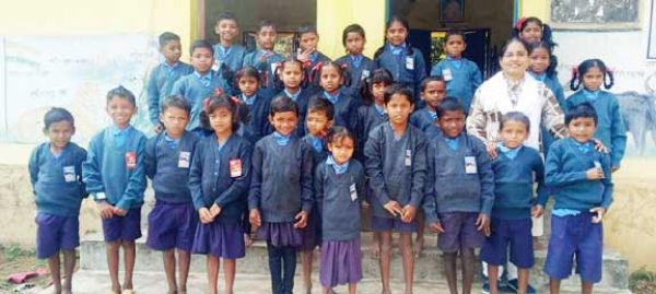 बच्चों को बांटे स्वेटर, मनाया जन्मदिन