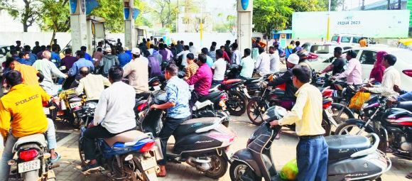 चालक हड़ताल से स्कूल, गैस और खाद्यान्न आपूर्ति पर भी असर