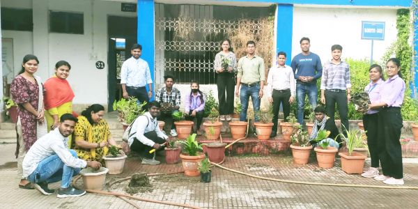 पौधा रोपण कर नए साल का स्वागत