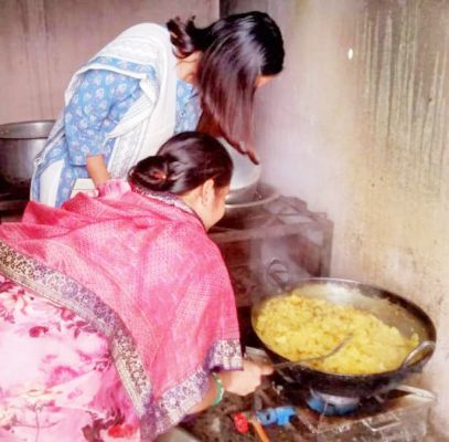 रसोईघर के साफ-सफाई व मध्यान्ह भोजन की गुणवत्ता देखी