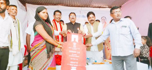विकसित भारत संकल्प यात्रा शिविर में ग्रामीण हो रहे लाभान्वित