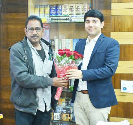 जनसंपर्क में पदस्थ वाहन चालक के सेवानिवृत्त पर कलेक्टर ने दी बधाई