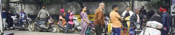 हड़ताल से थमे पहिए, पेट्रोल पंपों में कतार
