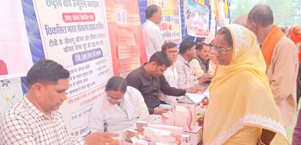 ग्रामवासियों को चलचित्र के माध्यम  से यात्रा के उद्देश्य की दी जानकारी 