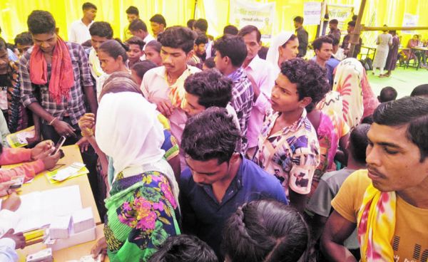 विकसित भारत संकल्प यात्रा शिविर में जन  सैलाब