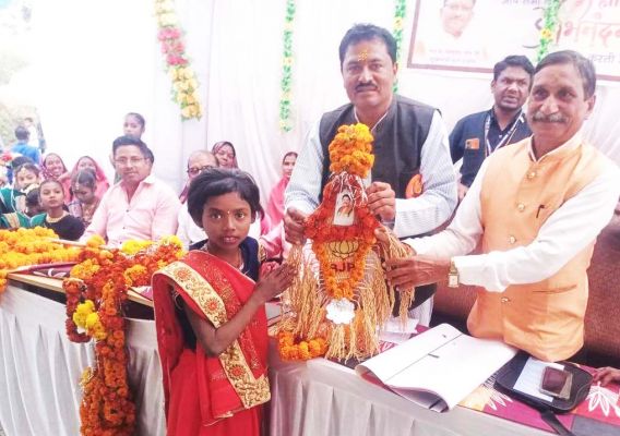 विधायक को धान की बालियां भेंट