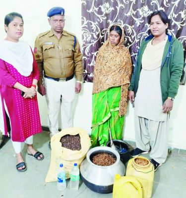 खेत से 6 लीटर महुआ शराब जब्त