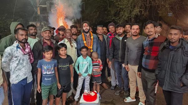 जिलाध्यक्ष मोनू ने जन्मदिन  पर वरिष्ठों से लिया आशीष