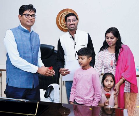 ओपी चौधरी को बधाई देने पहुंचे मयूरेश