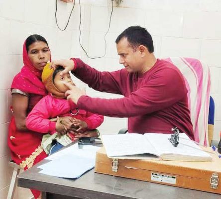 दोनों आंखों के ऑपरेशन के बाद बसंती को मिली मोतियाबिंद से मुक्ति