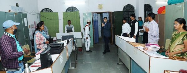 कलेक्टर ने किया दफ्तरों का निरीक्षण