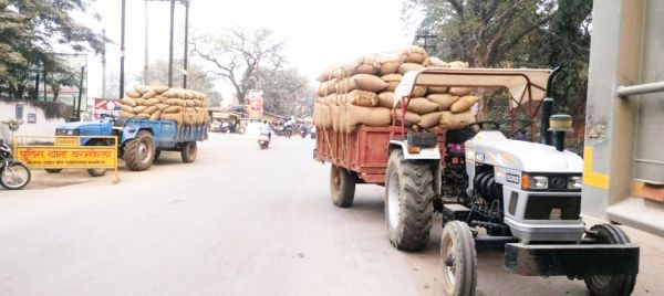 एसडीएम ने की   अवैध रेत -धान  परिवहन पर कार्रवाई