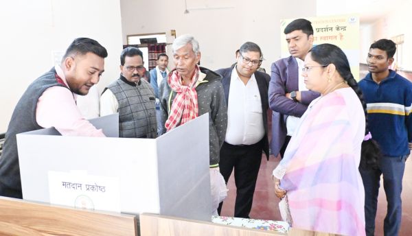 नवनियुक्त कलेक्टर ने कार्यालयीन व्यवस्था व साफ-सफाई का लिया जायजा