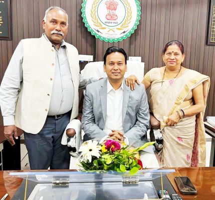 कलेक्टर चंद्रकांत वर्मा ने मांं-पिता के समक्ष पदभार संभाला