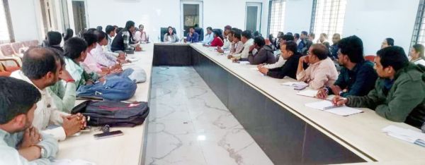 एसडीएम ने पटवारियों की बैठक ली, समय सीमा में काम पूरा करने निर्देश