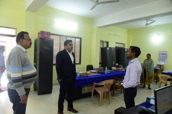 नए कलेक्टर ने किया जिला कार्यालय का निरीक्षण