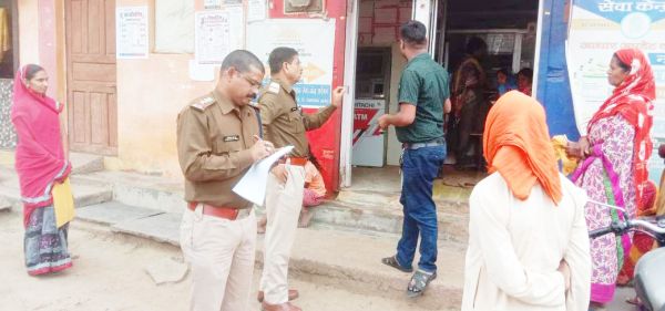 बैंकों व एटीएम में पुलिस जांच शुरू, संदिग्धों से पूछताछ